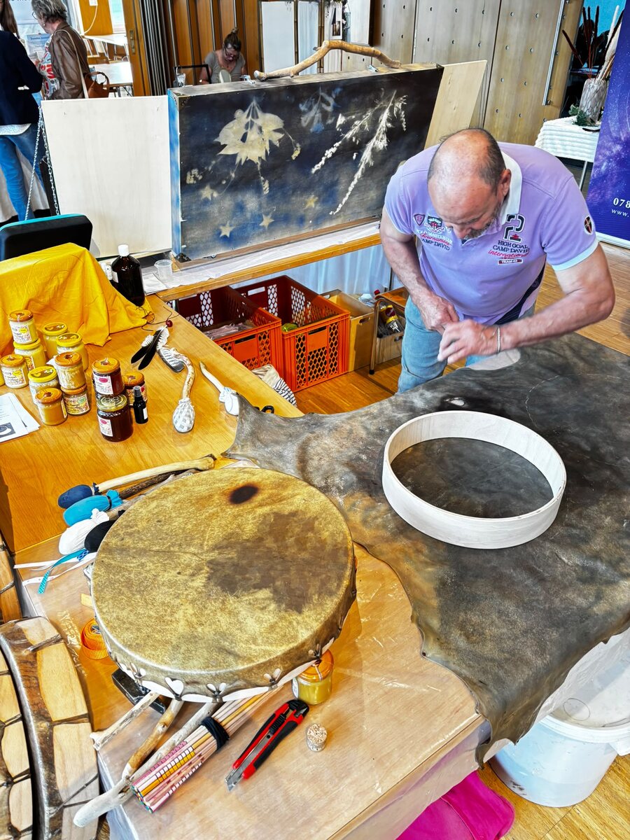 Daniel Sturny fabrique un tambour au Salon TASE